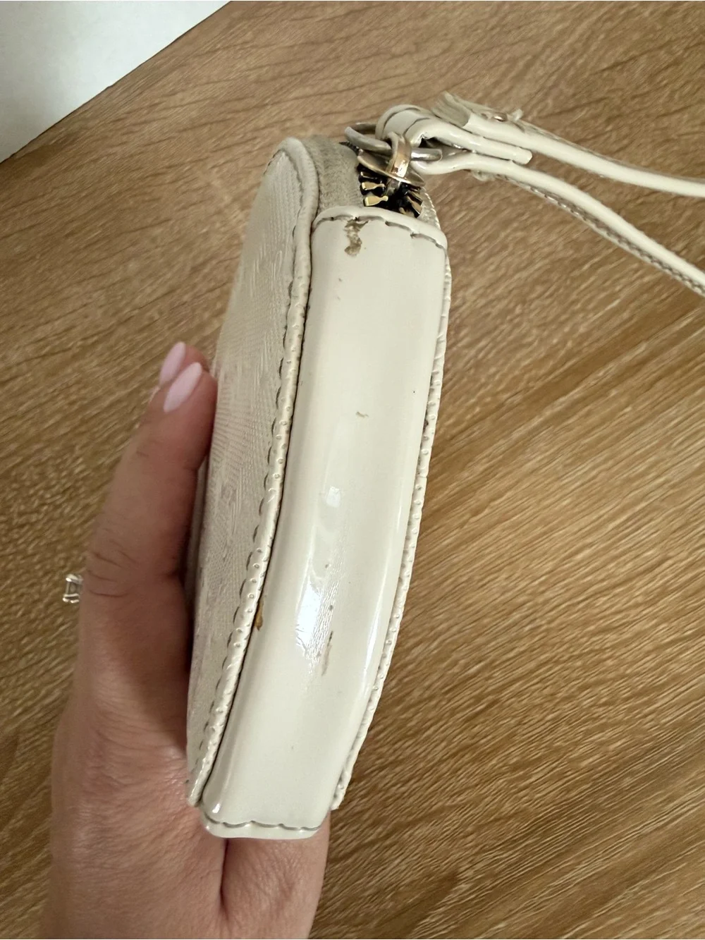 Juicy Couture Heart Zip Around Wristlet Cream/Ivory